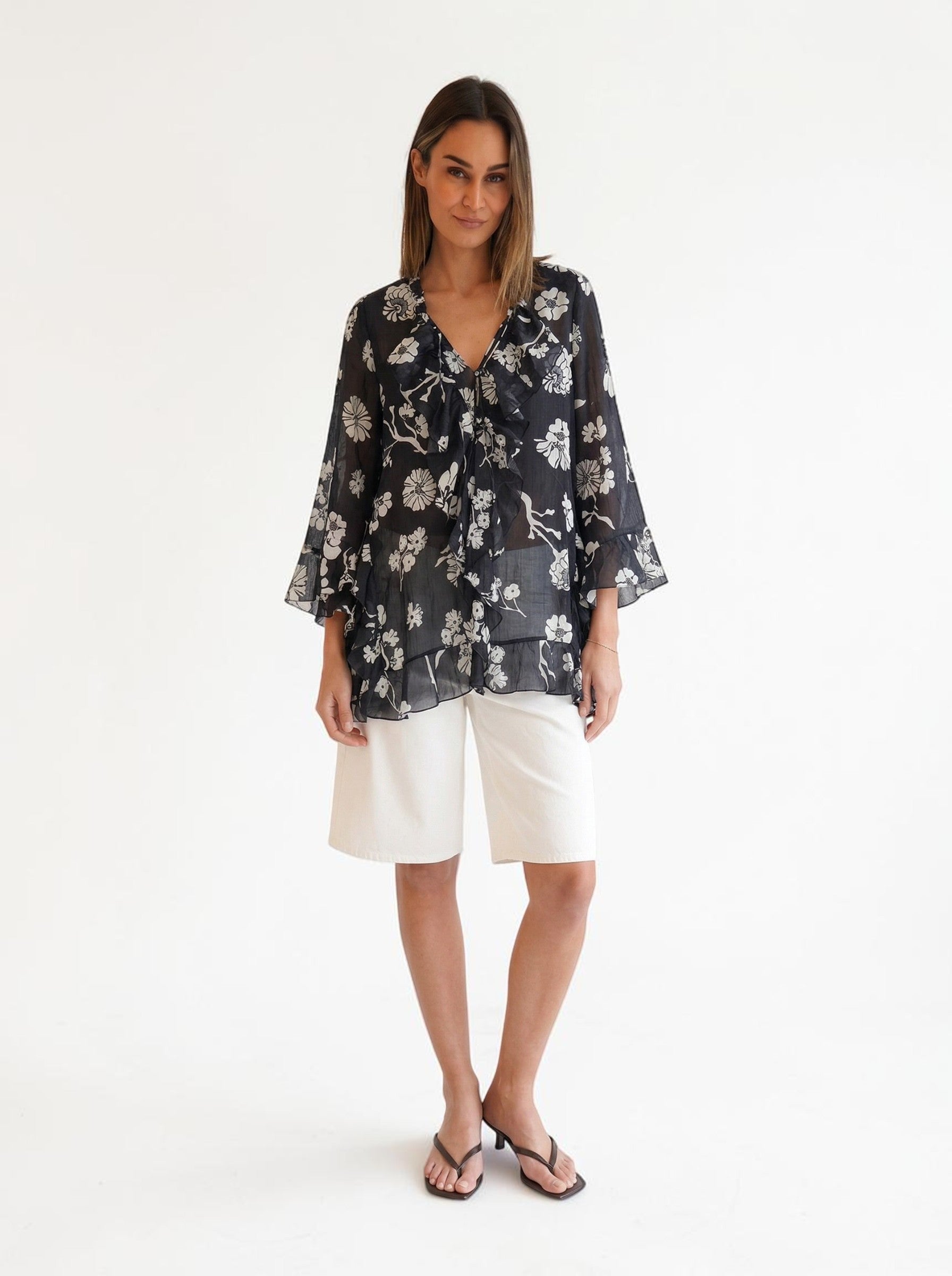 Dorothee Schumacher Floral Daydream Bluse Dunkelblau von vorne getragen