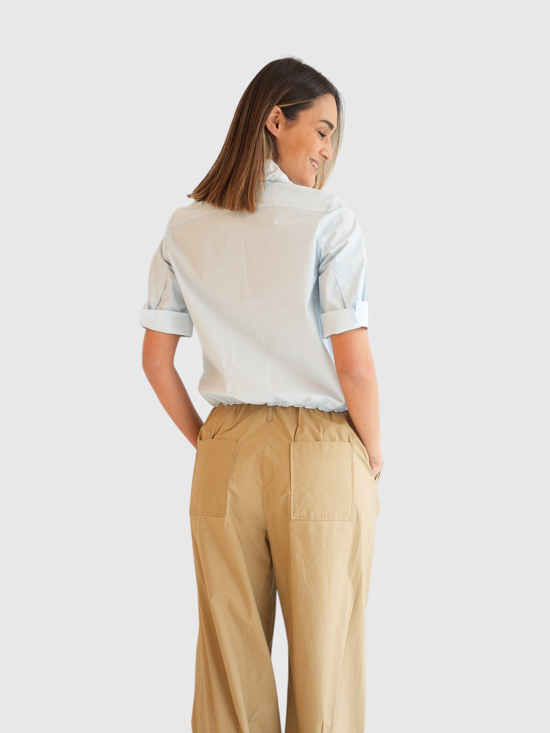 Dorothee Schumacher Bluse und Hose Popeline Beige am Model hinten