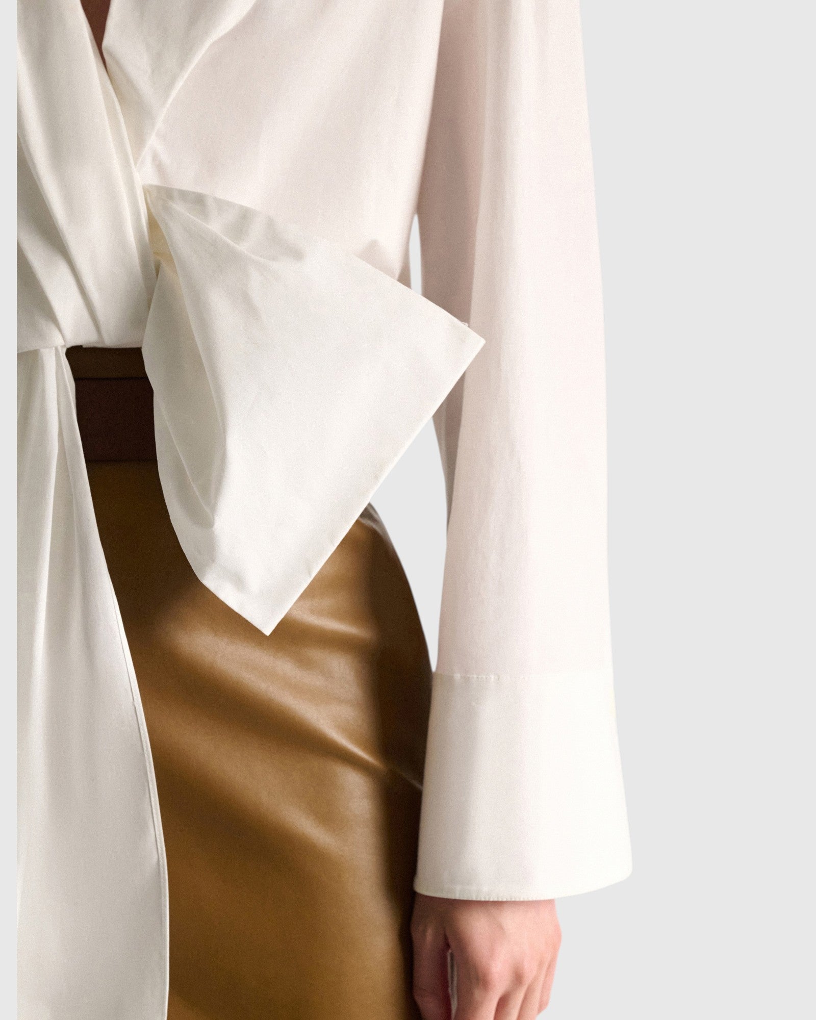 Detail der Dorothee Schumacher Popeline-Bluse mit großem Schleifendetail