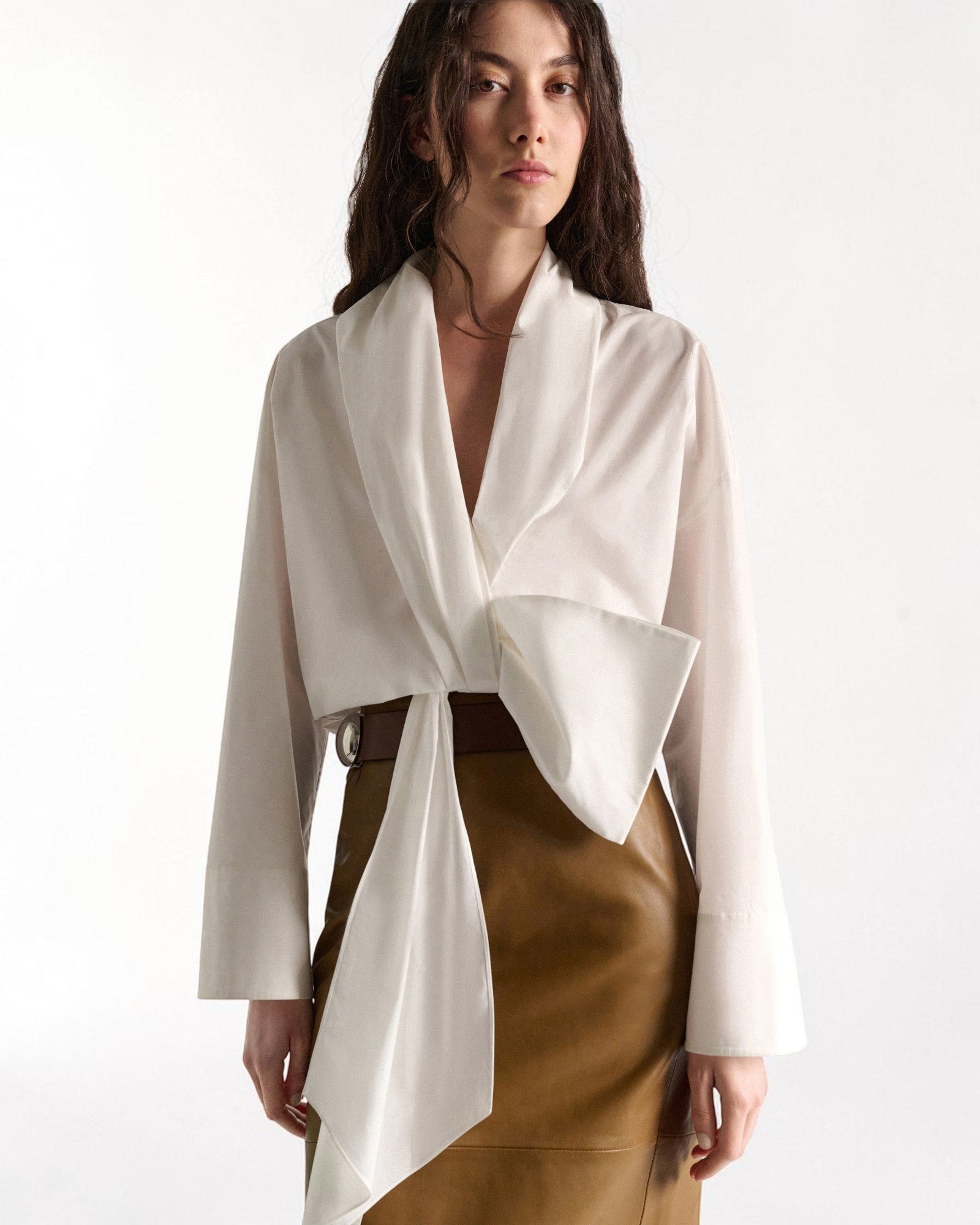 Dorothee Schumacher Popeline-Bluse mit Schleifendetail von vorne getragen