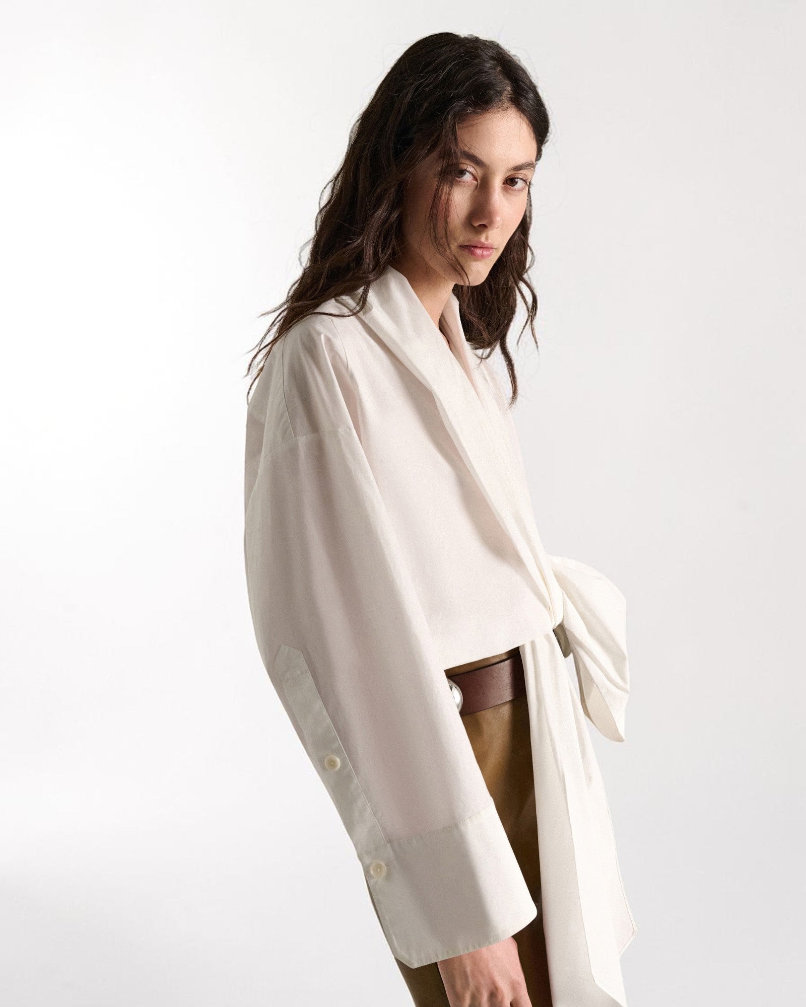 Dorothee Schumacher Popeline-Bluse mit Schleifendetail seitlich getragen