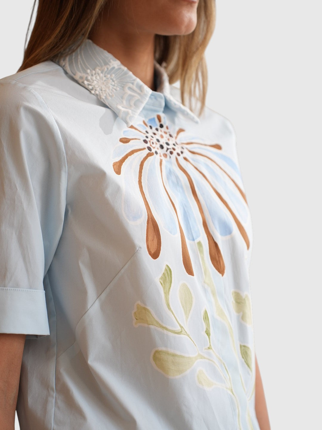 Dorothee Schumacher Bluse Kurzarm Blau  mit Print am Model Detailansicht vorne