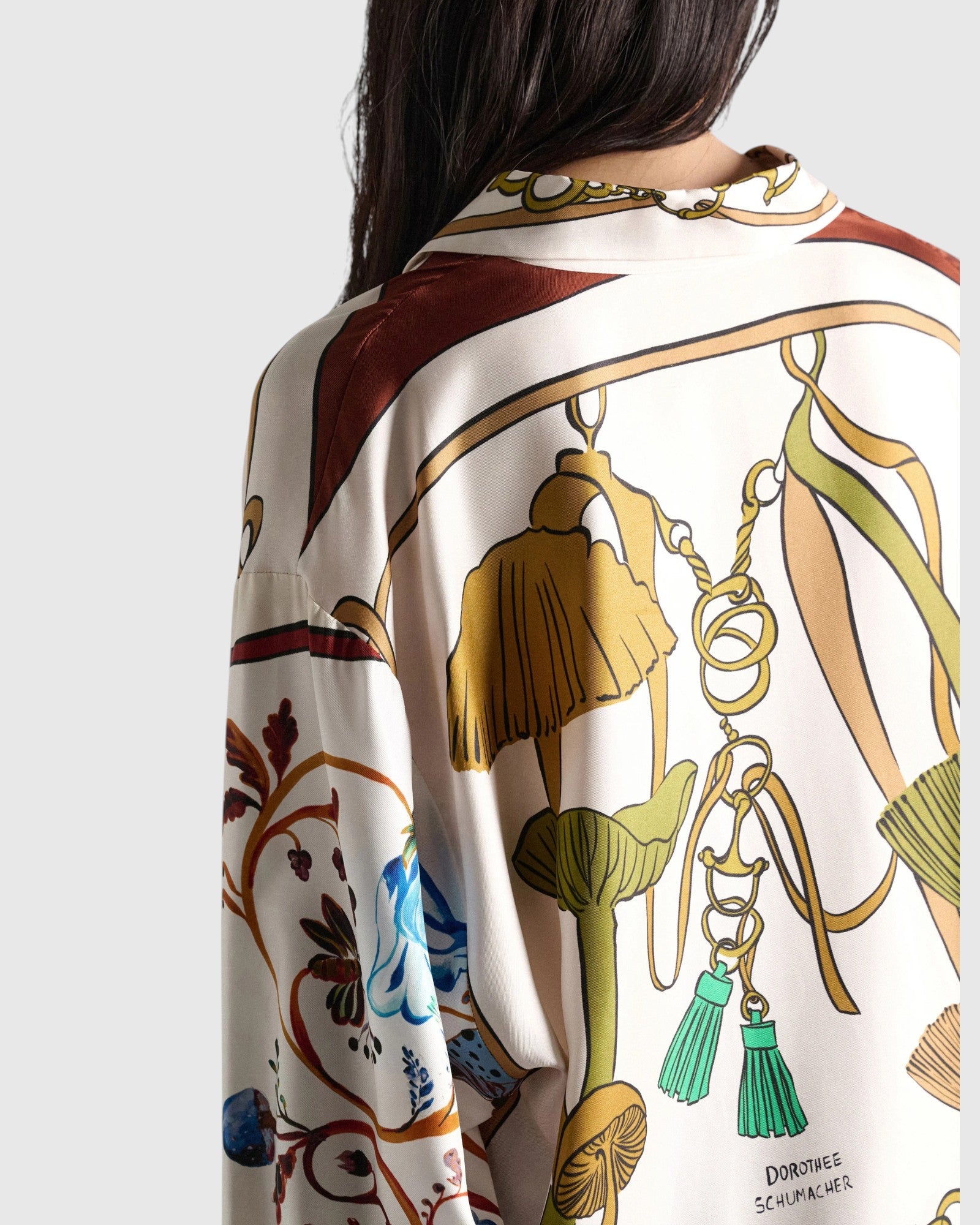 Detail der Dorothee Schumacher Bluse mit Signature-Pilzprint von hinten