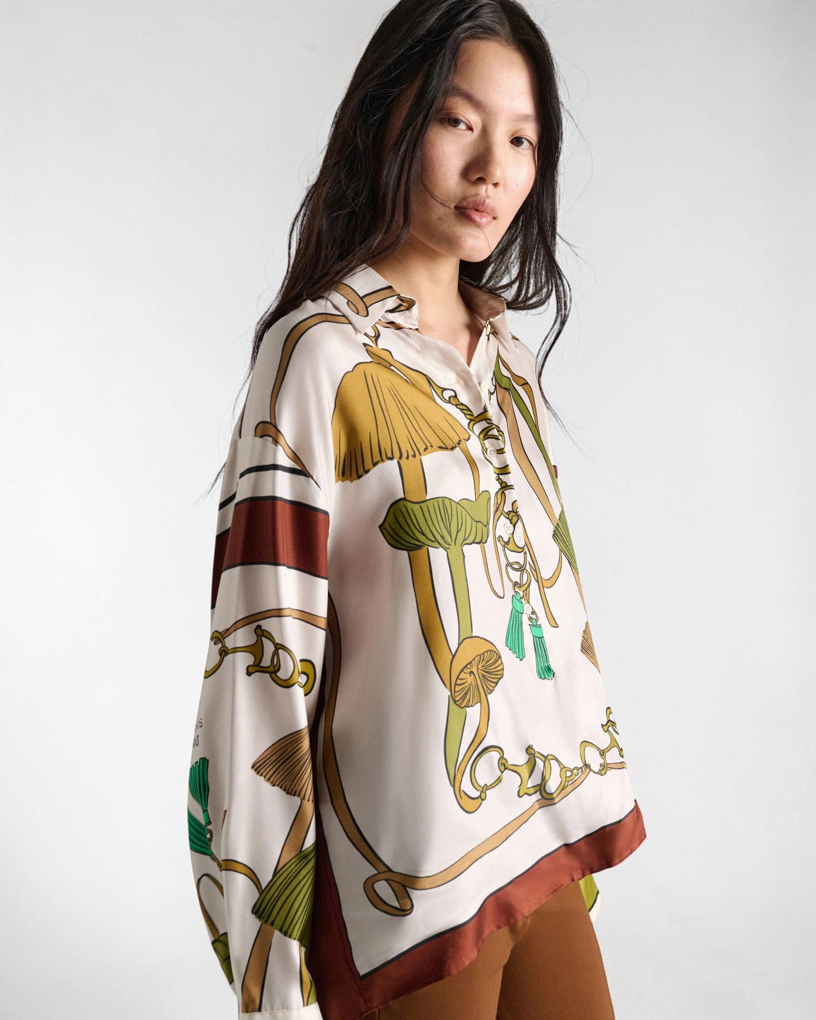Detail der Dorothee Schumacher Bluse mit Signature-Pilzprint