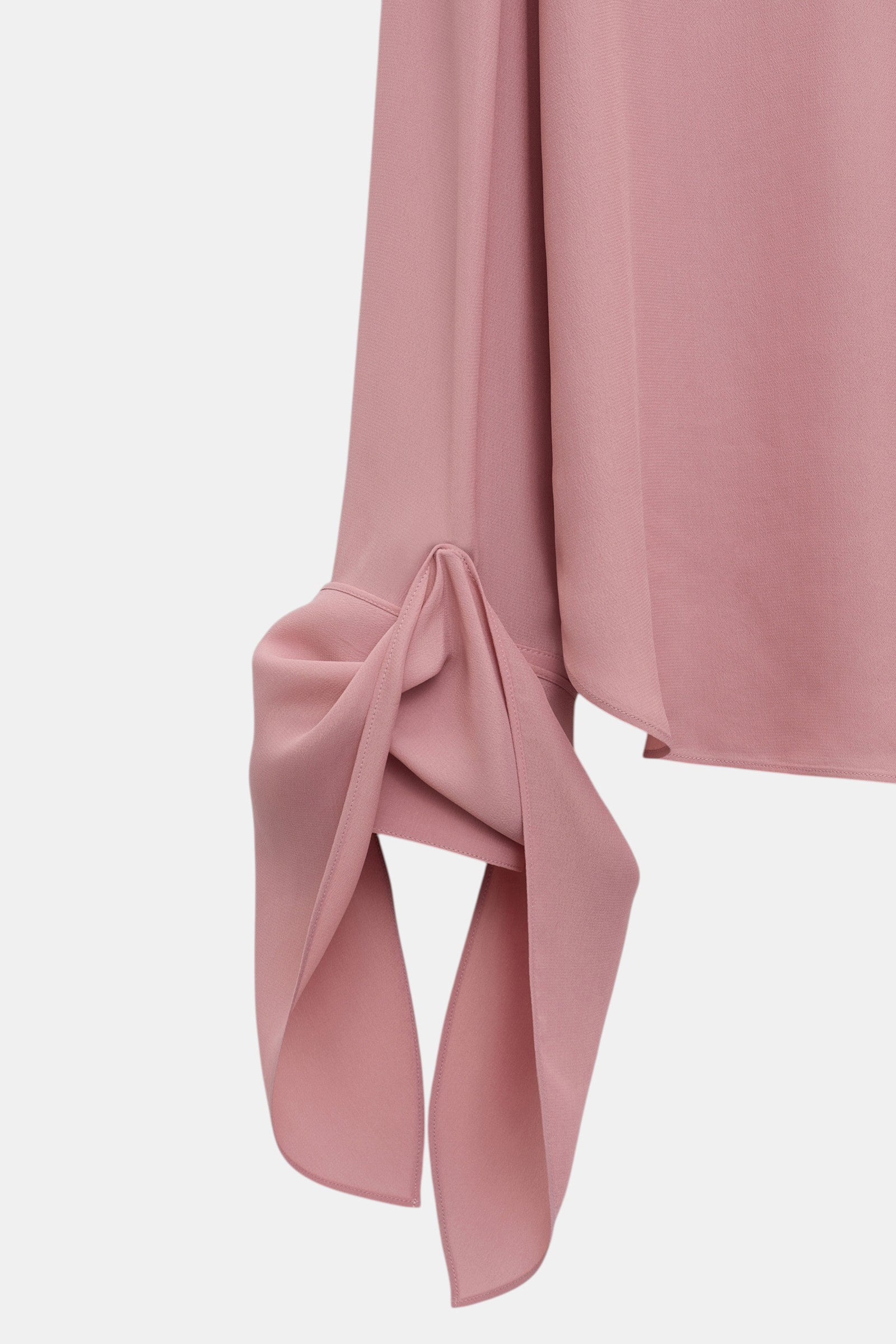 Detail der Dorothee Schumacher Bluse mit Binde-Elementen Rosa als Freisteller