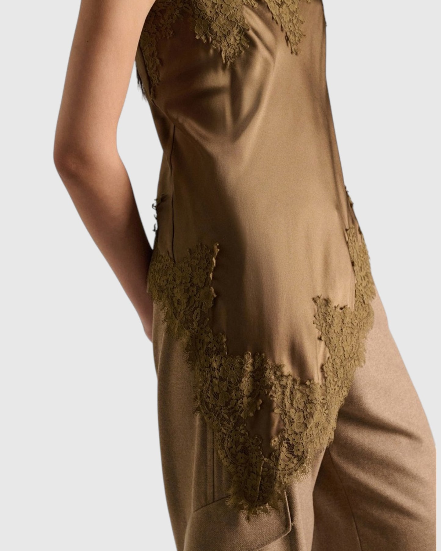 Asymmetrisches Seidentop mit Spitze