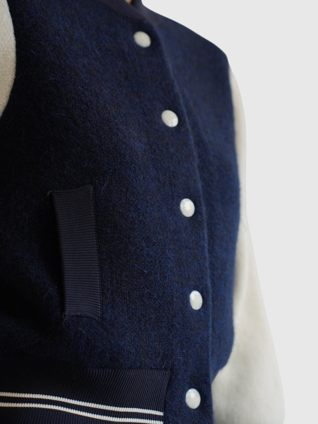 Detail der Dorothee Schumacher Bomberjacke aus Alpaka-Mix Navy als Stoff- und Farbansicht