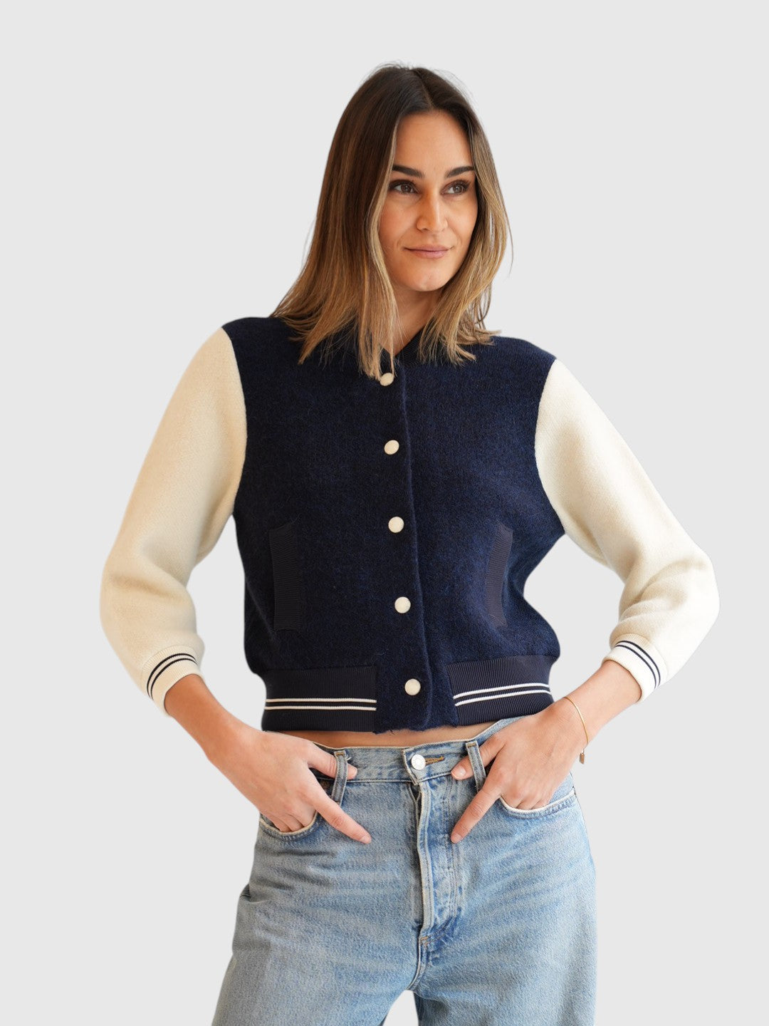 Detail der Dorothee Schumacher Bomberjacke aus Alpaka-Mix Navy im getragenen Styling