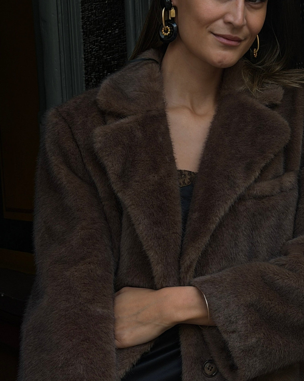 Braune Faux-Fur Jacke von Dorothee Schumacher am Model, Nahaufnahme von Revers und Fellstruktur.