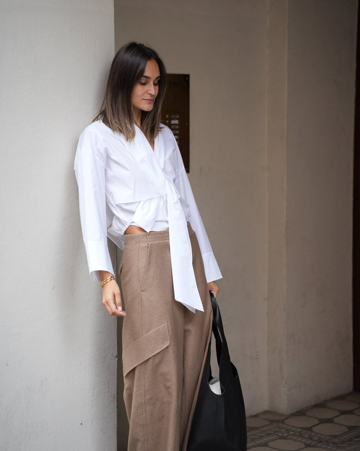 Beige Barrel-Hose von Dorothee Schumacher mit Cargotaschen am Model, Vorderansicht mit angeschnittenem Saum.
