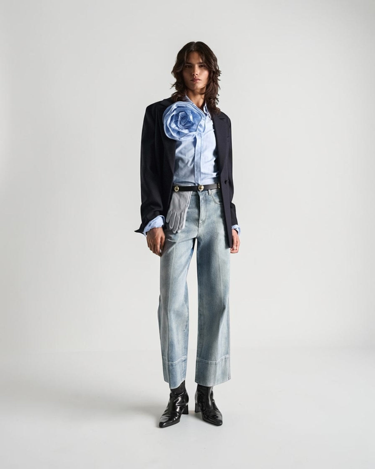 Dorothee Schumacher schwarzer Nietengürtel am Model mit Blazer und hellblauen Jeans in der Ganzkörperansicht