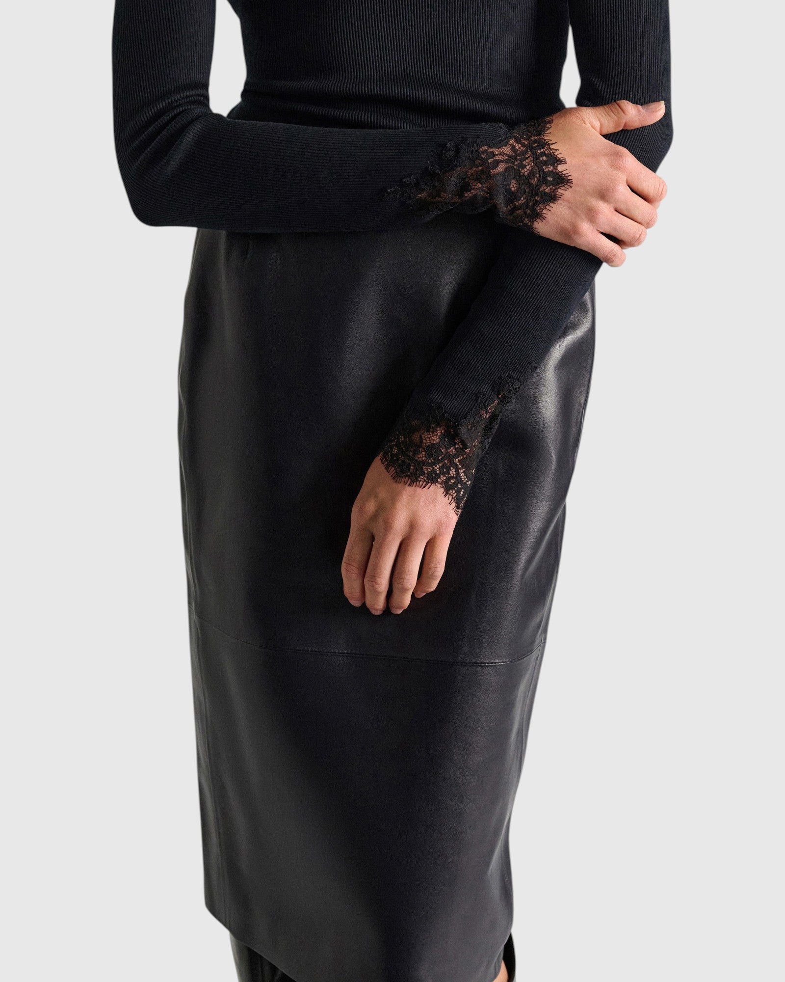 Detail des Dorothee Schumacher Langarmshirts mit Spitze am Ärmel