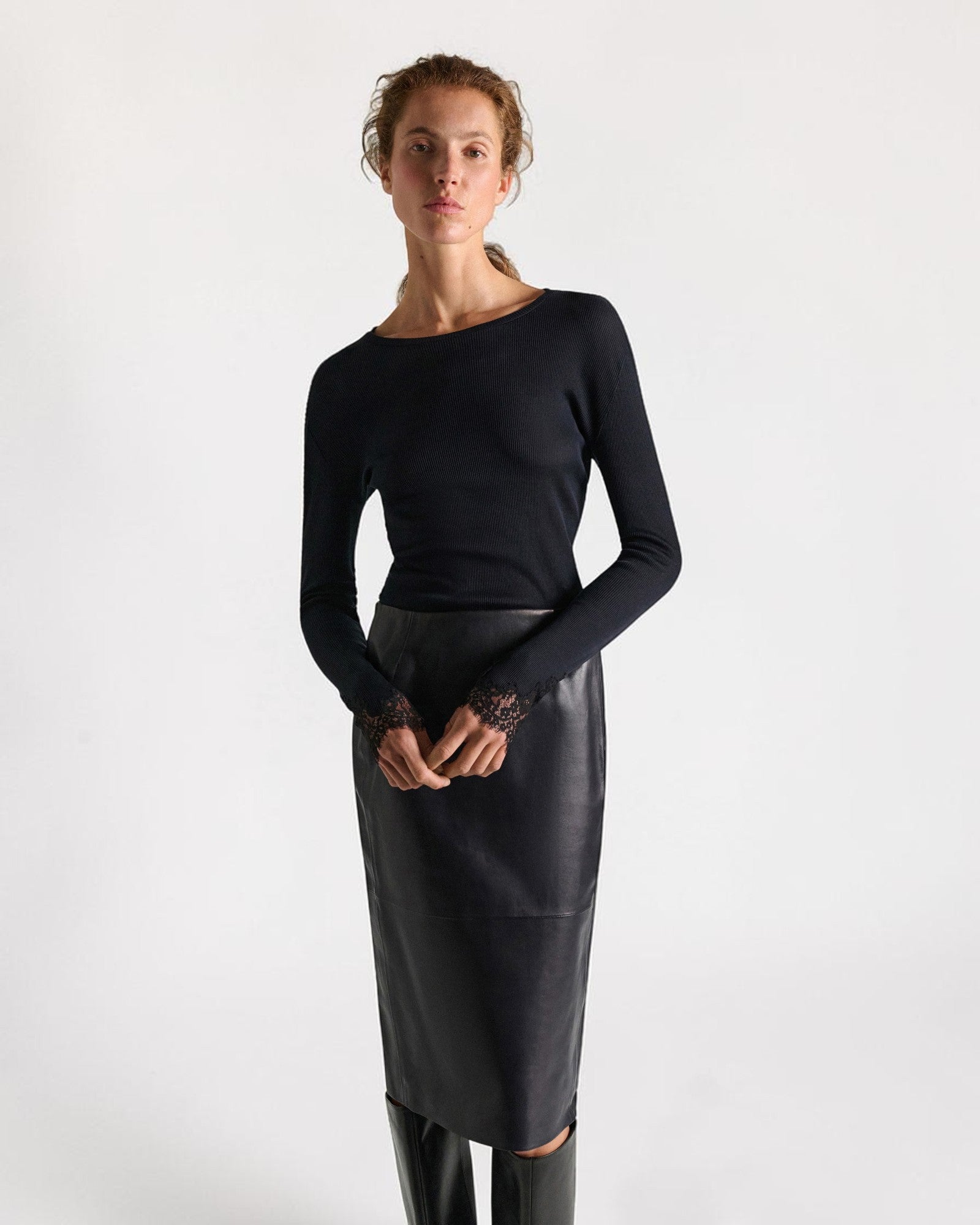 Detail des Dorothee Schumacher Langarmshirts mit Spitzeneinsatz in Schwarz