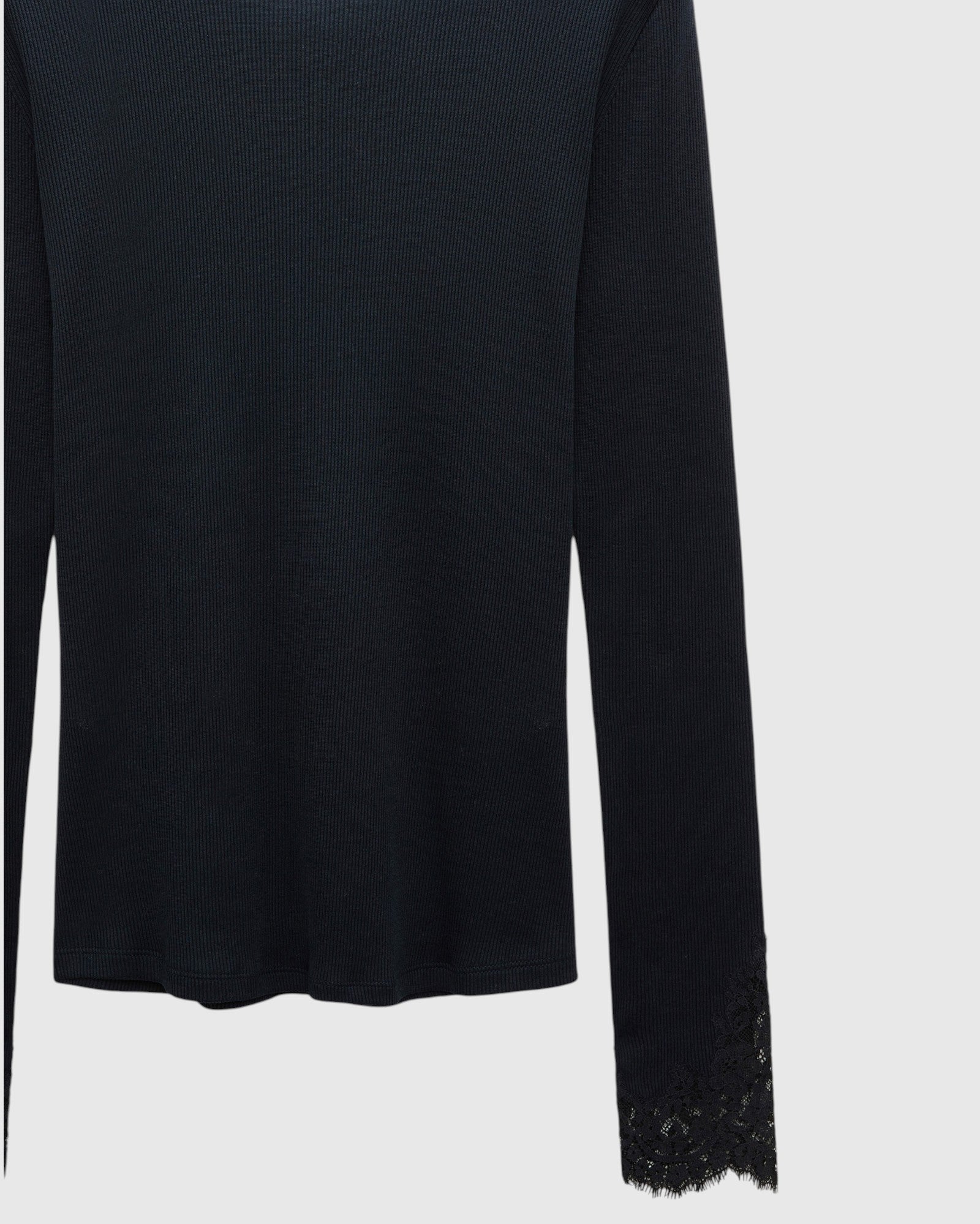 Detail des Dorothee Schumacher Langarmshirts mit Baumwollstruktur und Spitzeneinsatz