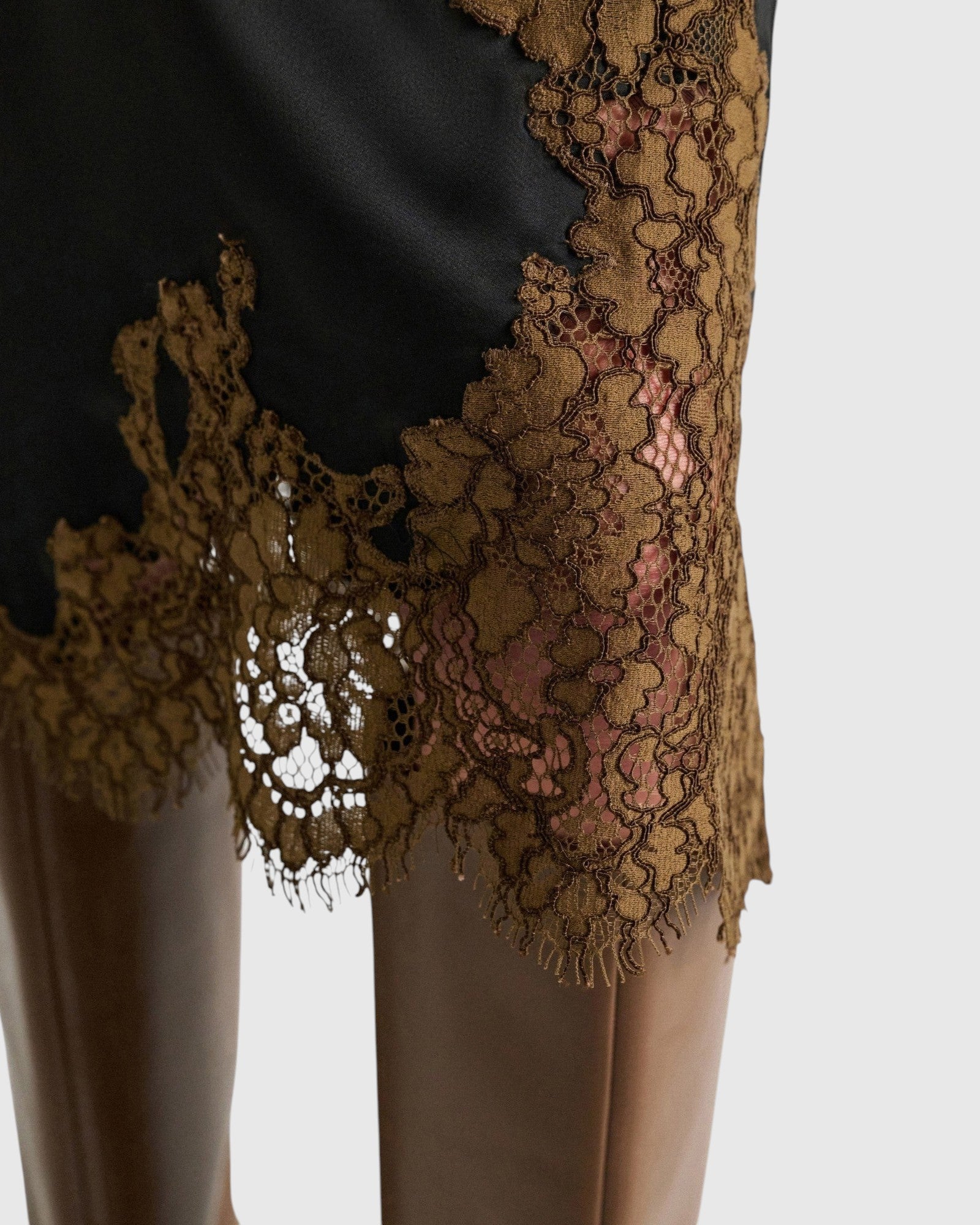 Detail des Dorothee Schumacher Midi-Rocks mit transparentem Spitzenbesatz
