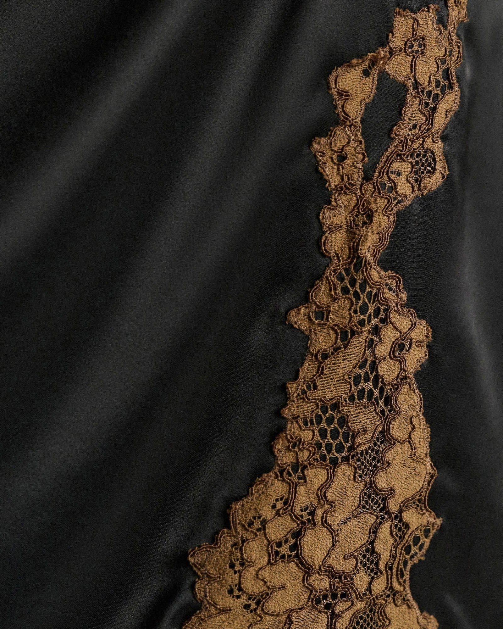 Detail des Dorothee Schumacher Midi-Rocks mit Spitzenbesatz