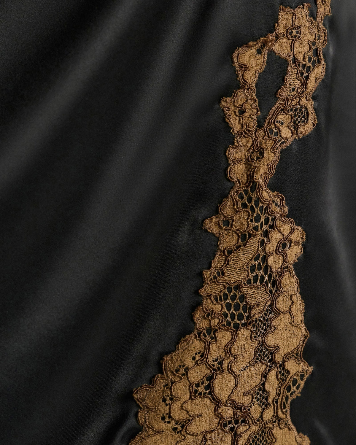 Detail des Dorothee Schumacher Midi-Rocks mit Spitzenbesatz