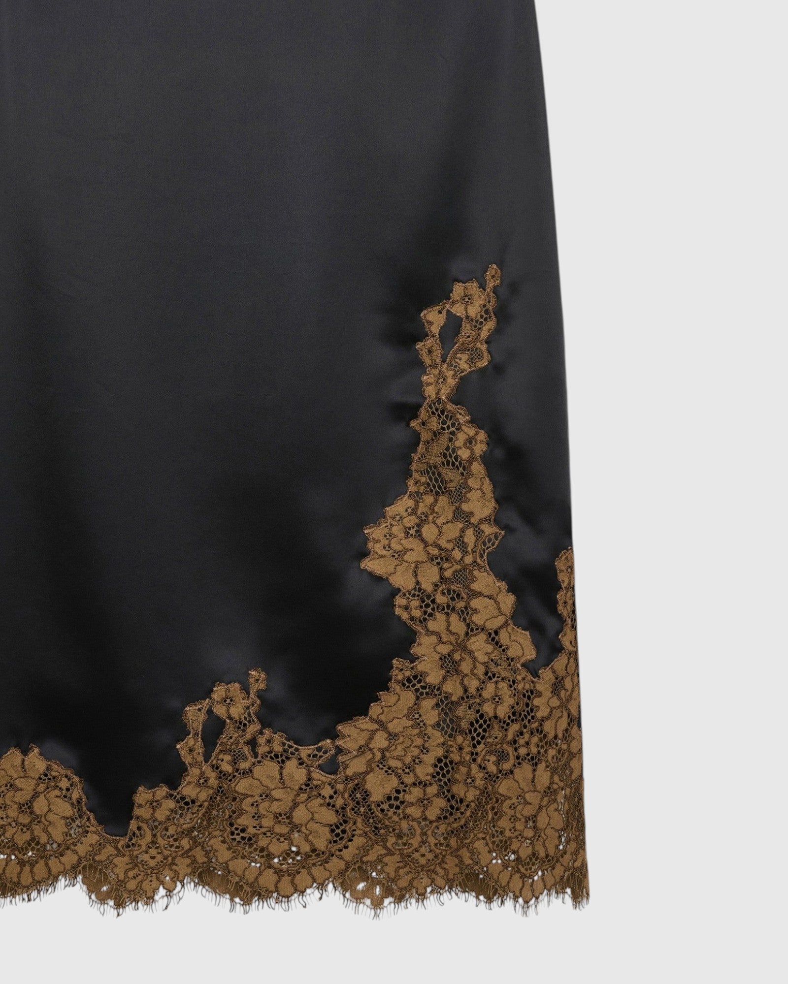 Detail des Dorothee Schumacher Midi-Rocks aus technischem Satin