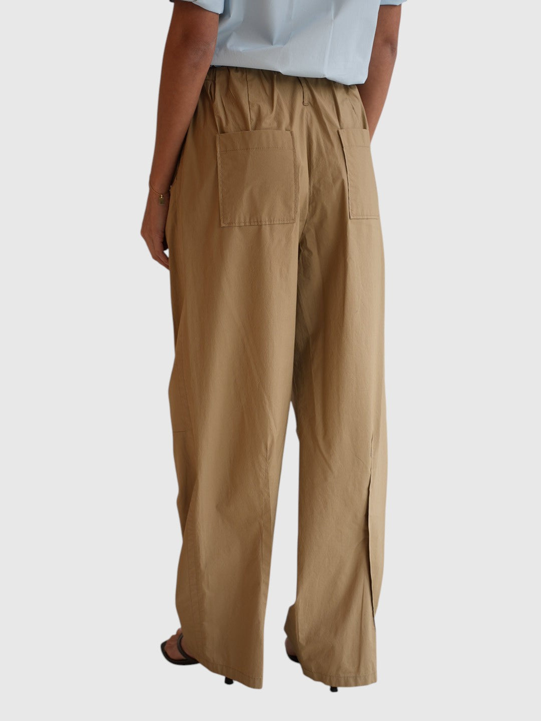 Detail der Dorothee Schumacher Popelin Power Hose Beige von hinten getragen