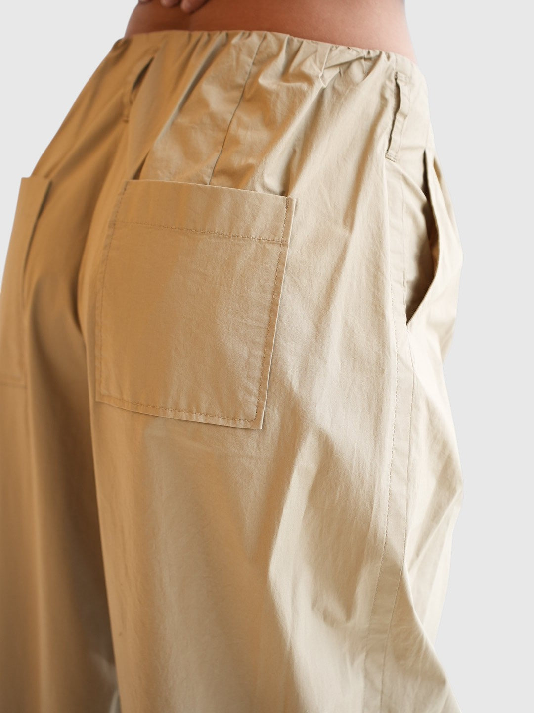 Detail der Dorothee Schumacher Popelin Power Hose Beige im getragenen Styling