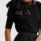 Detail des Dorothee Schumacher Pullovers mit abnehmbarer Schleife Schwarz im getragenen Styling