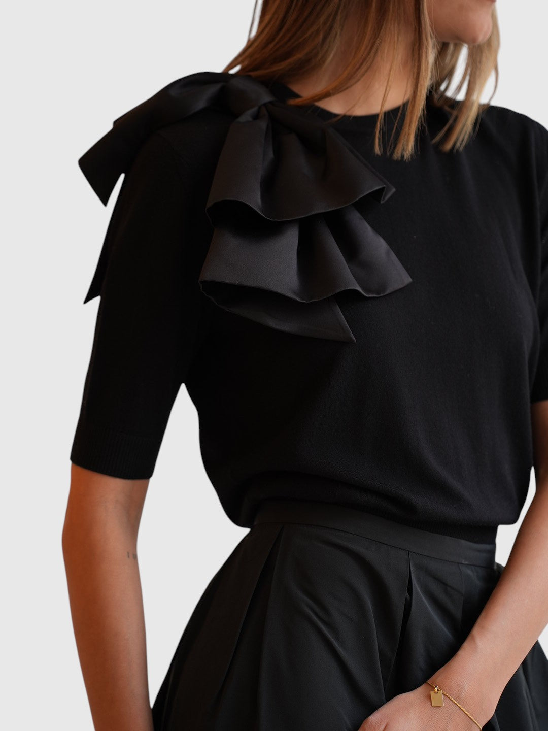 Detail des Dorothee Schumacher Pullovers mit abnehmbarer Schleife Schwarz im getragenen Styling