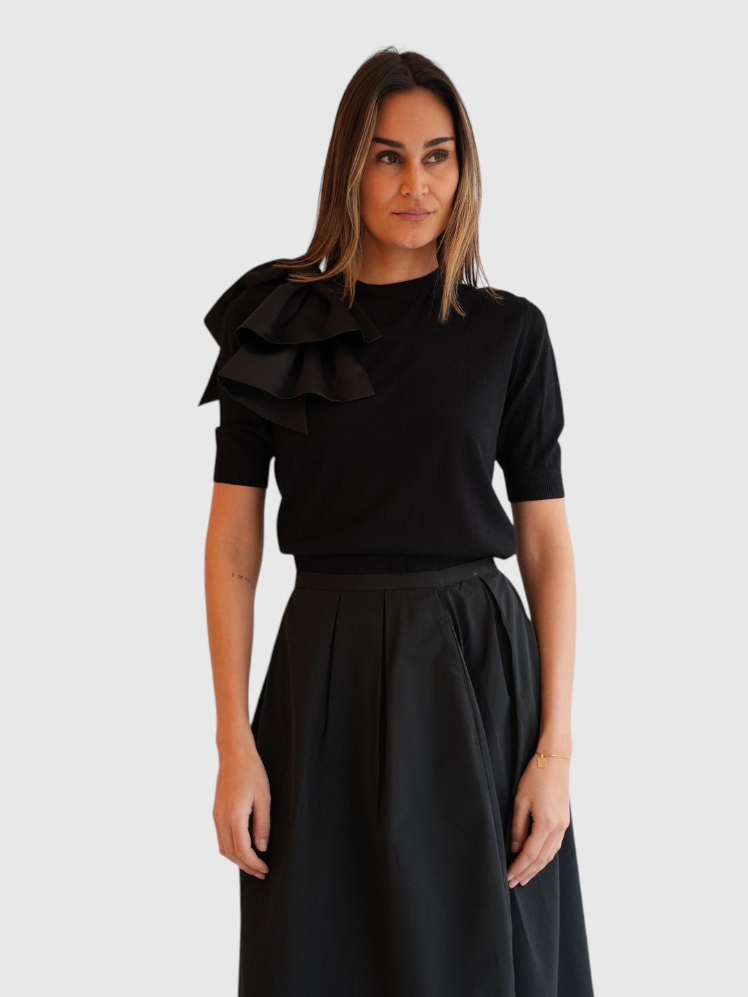 Detail des Dorothee Schumacher Pullovers mit abnehmbarer Schleife Schwarz von vorne getragen