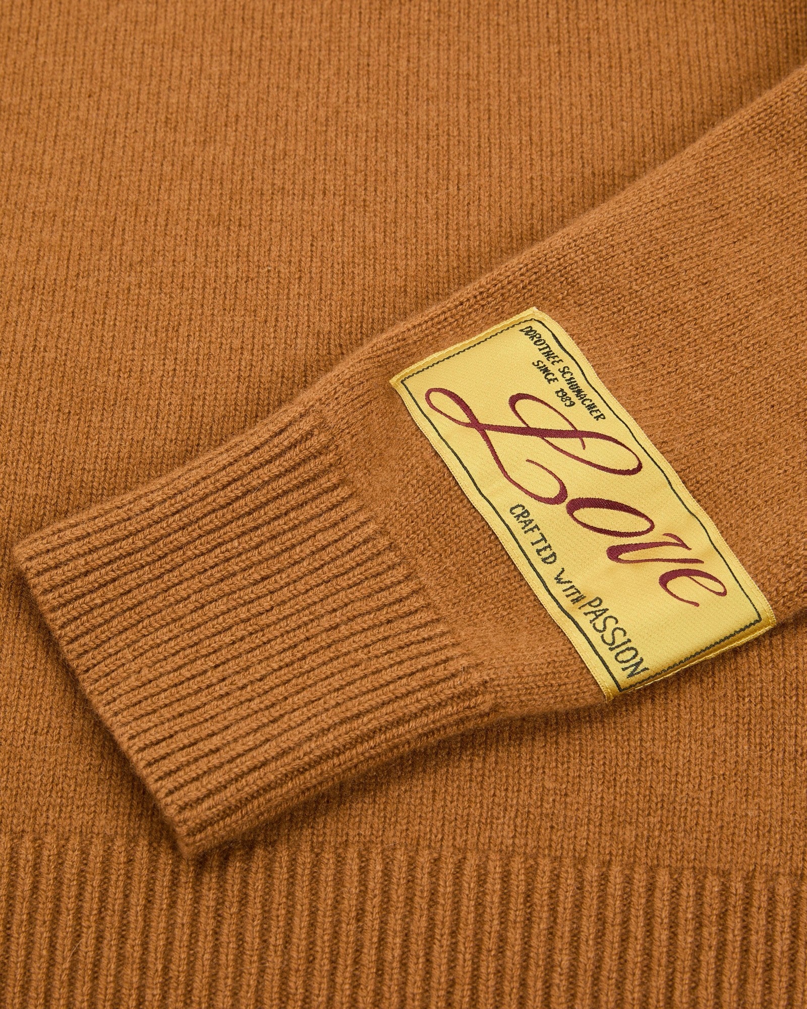 Detail des Dorothee Schumacher Love-Label Pullovers am Ärmelbündchen