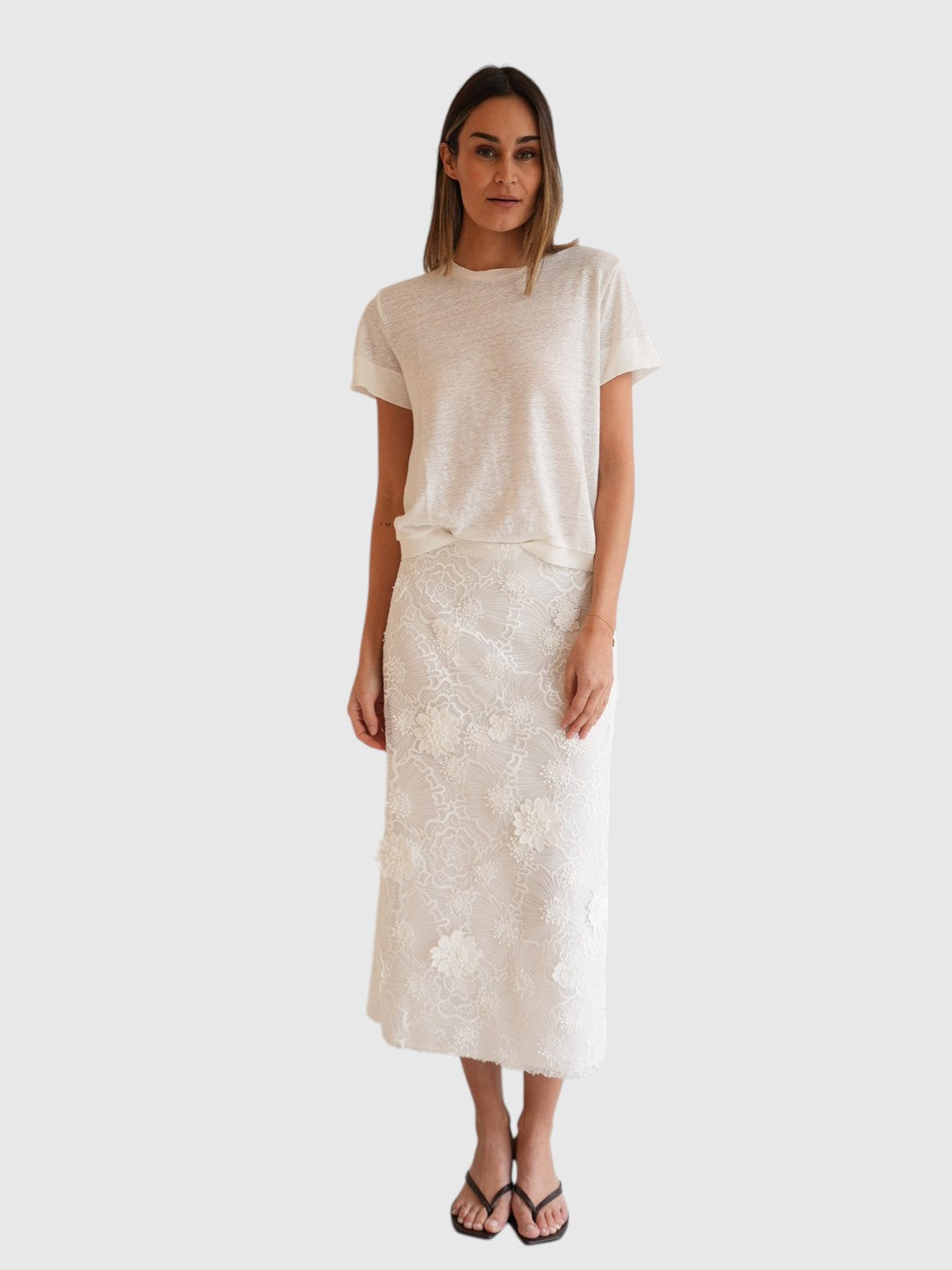 Dorothee Schumacher Sheer Meadow Rock bestickter Organza Weiß von vorne getragen mit weißem Shirt