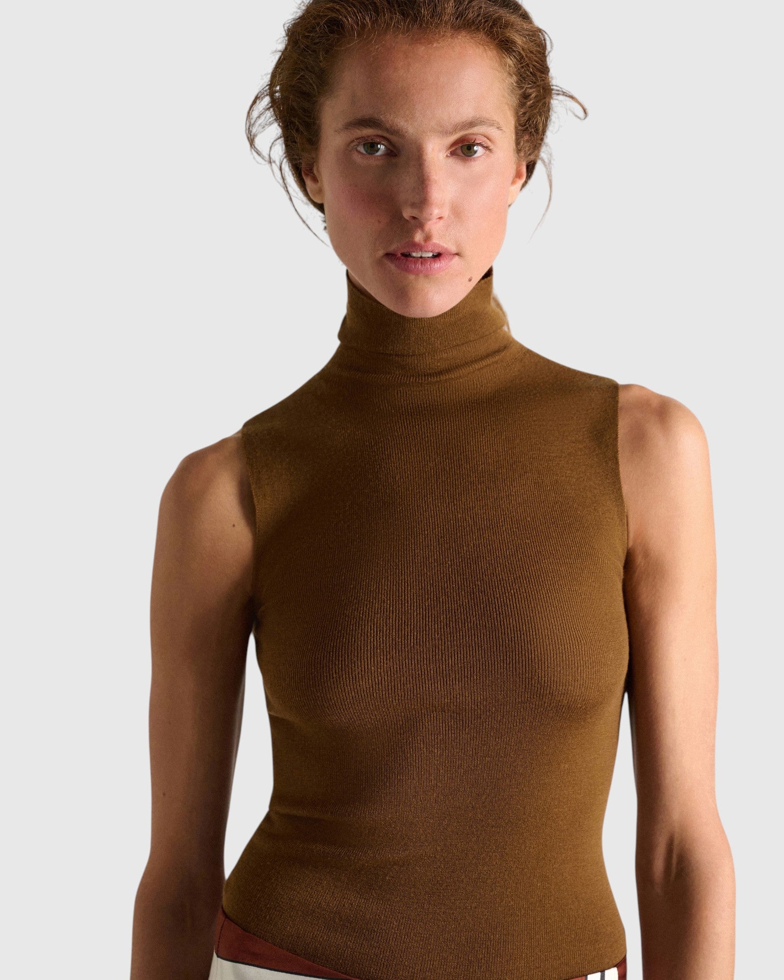 Detail des Dorothee Schumacher Rollkragentops in Saffron