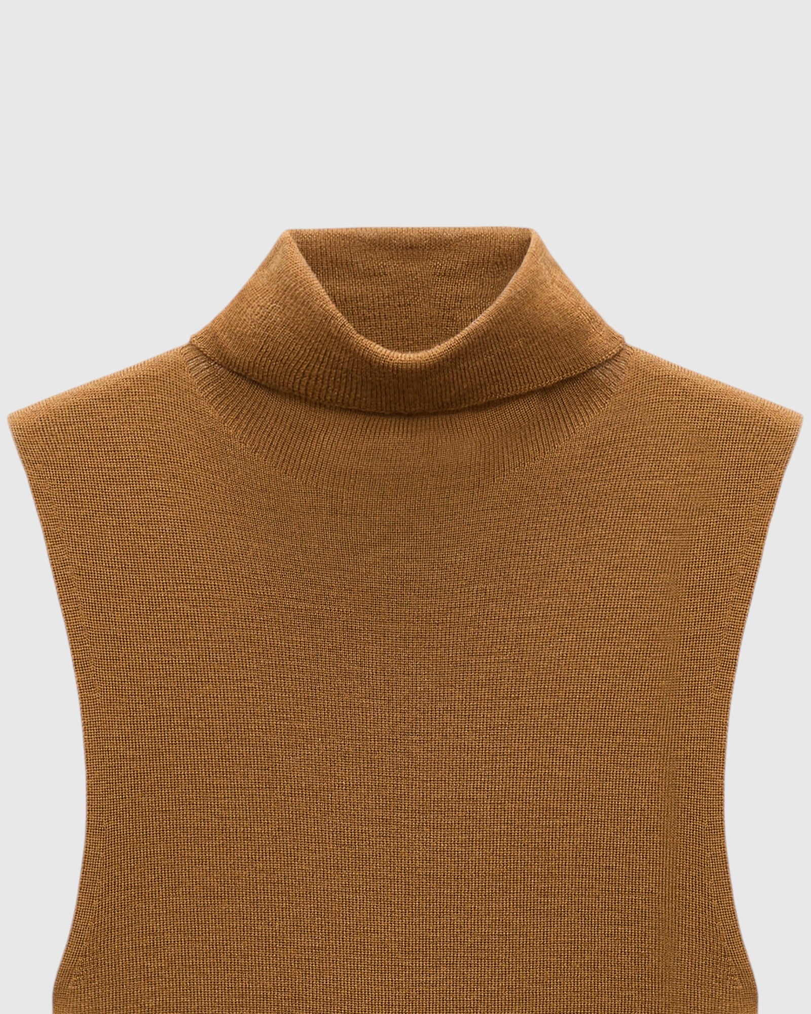 Detail des Dorothee Schumacher Rollkragentops mit feinem Rippenstrick