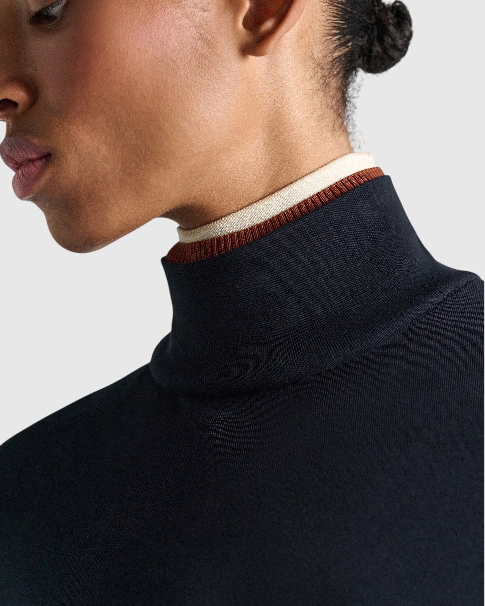 Detail des Dorothee Schumacher Rollkragenpullovers mit gedoppeltem Strickkragen