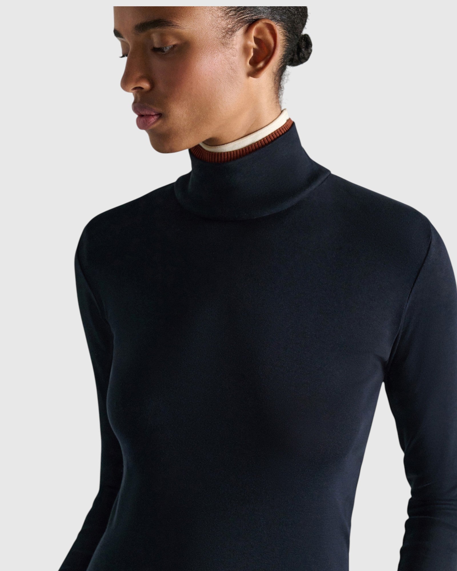 Detail des Dorothee Schumacher Rollkragenpullovers mit mehrfarbigem Doppelkragen