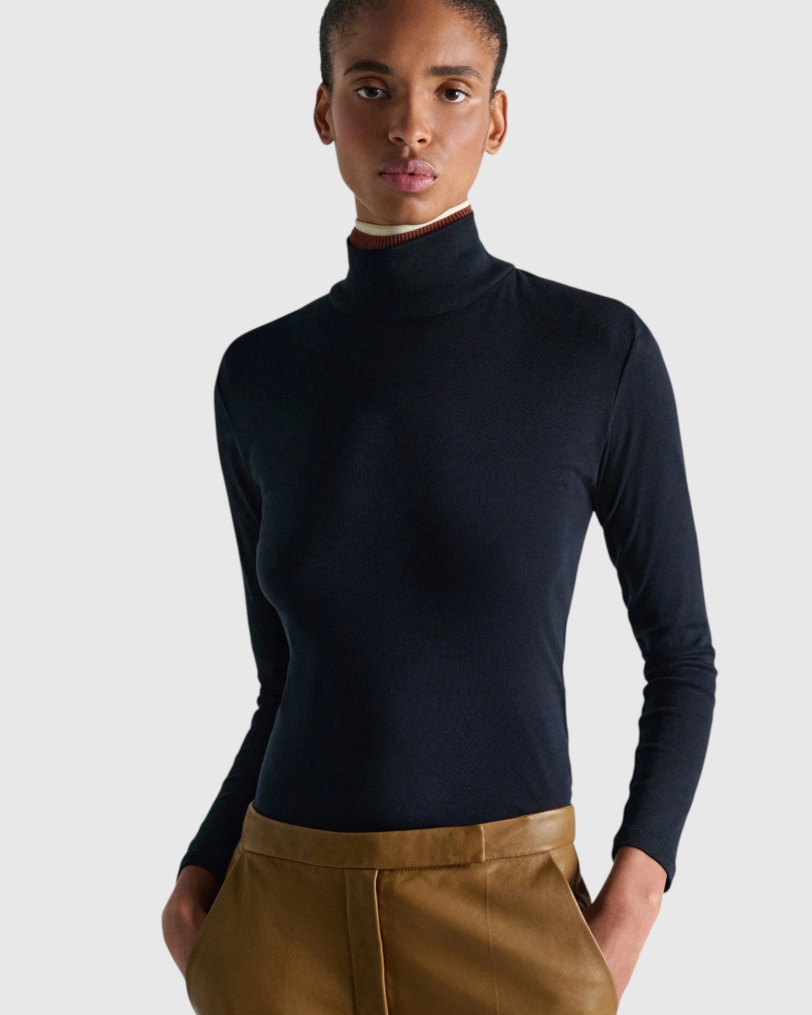 Dorothee Schumacher Rollkragenpullover mit Doppelkragen in Navy von vorne getragen