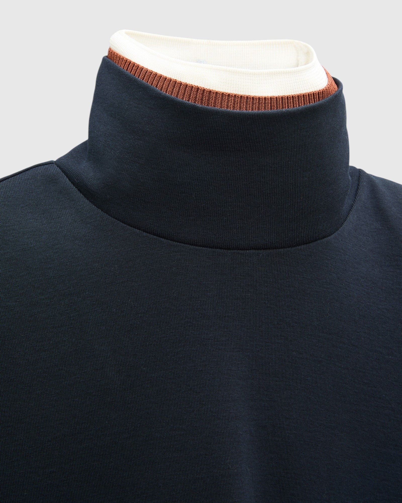 Detail des Dorothee Schumacher Rollkragenpullovers mit feinem Rippenstrick