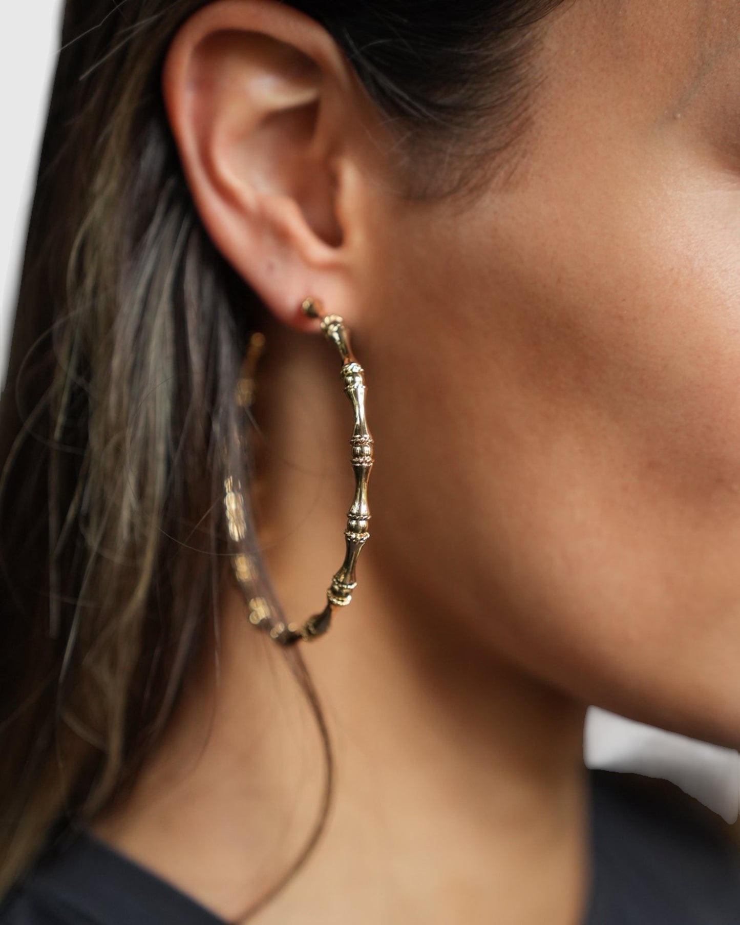 Gas Bijoux Creolen Bambou Large in Gold am Model getragen