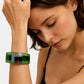 Gas Bijoux Arty Armband aus grünem Acetat am Handgelenk