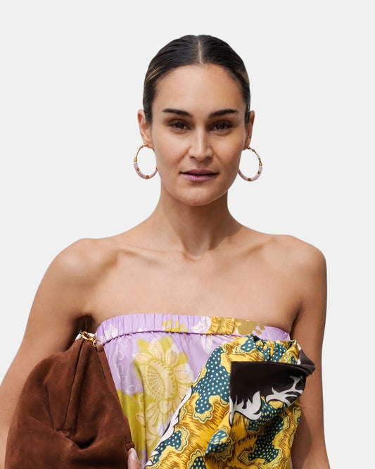 Gas Bijoux Creolen mit rosa Raffia am Ohr