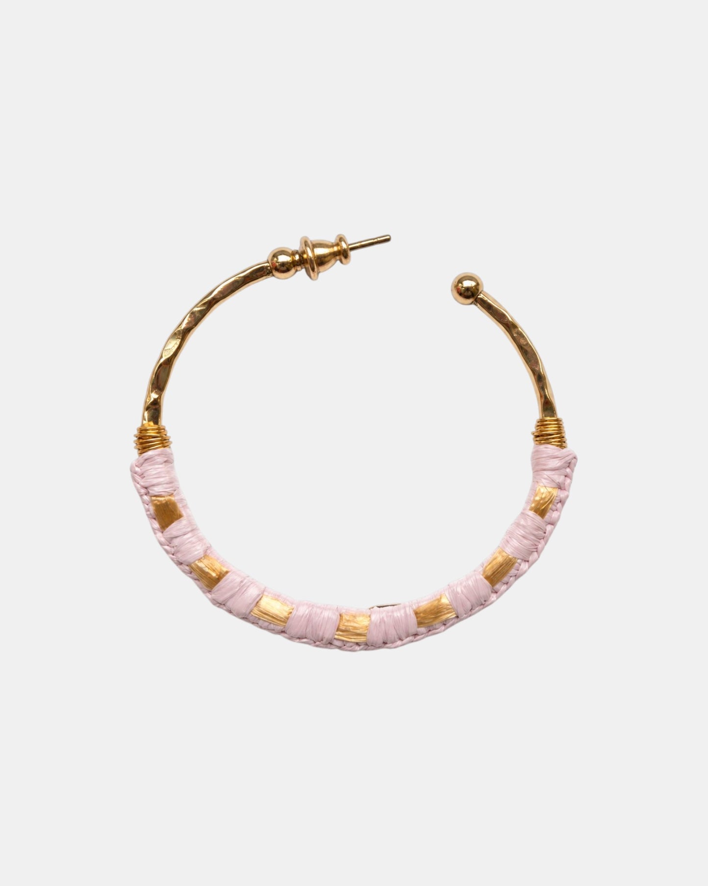 Detail der Gas Bijoux Creolen mit rosa Raffia