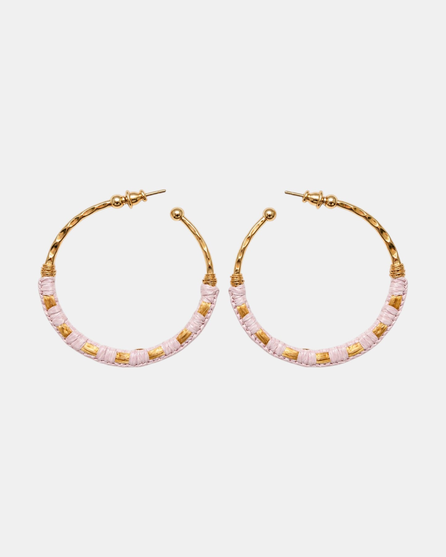Gas Bijoux Creolen mit rosa Raffia als Freisteller