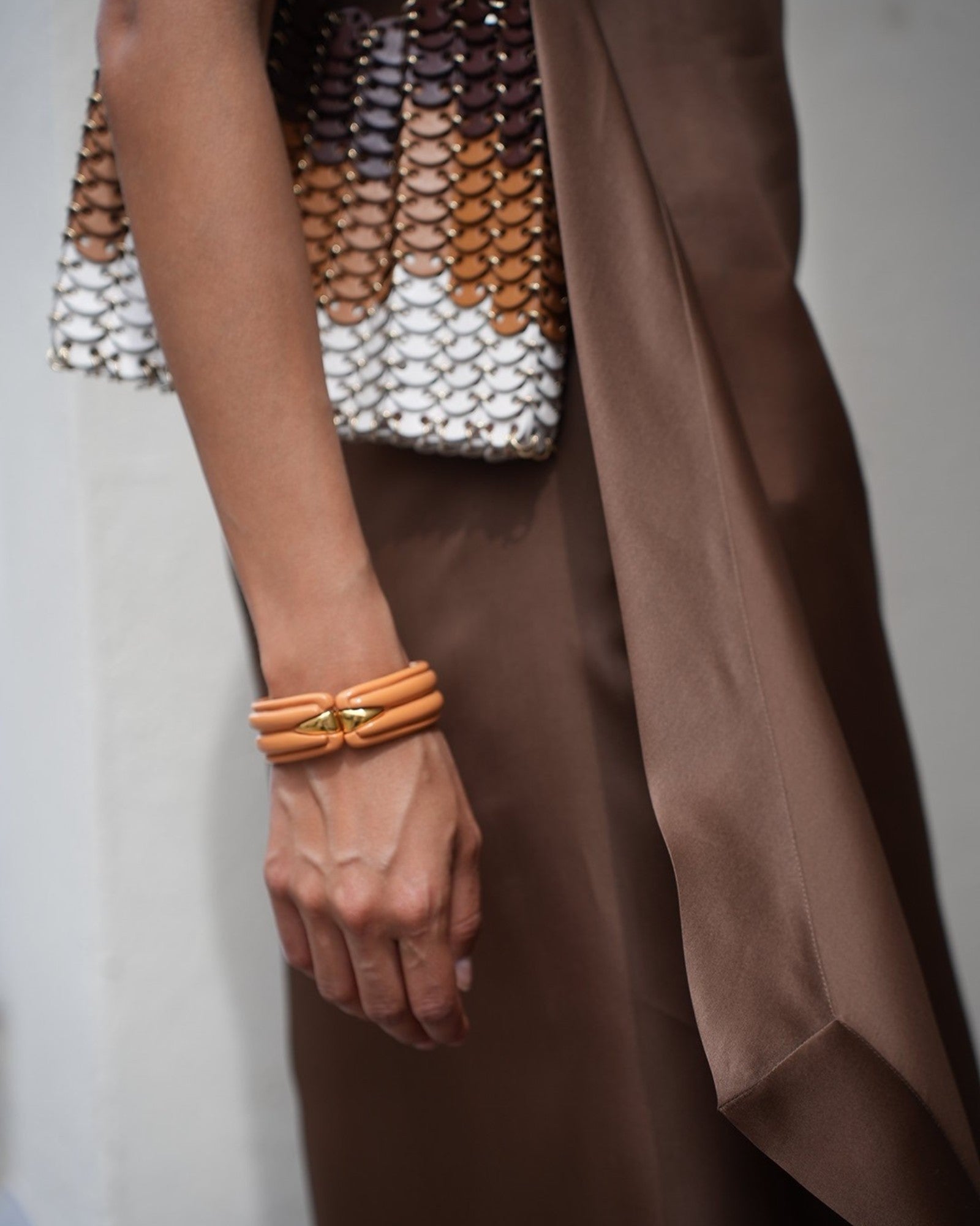 Gas Bijoux Ecume Armband in Orange am Handgelenk