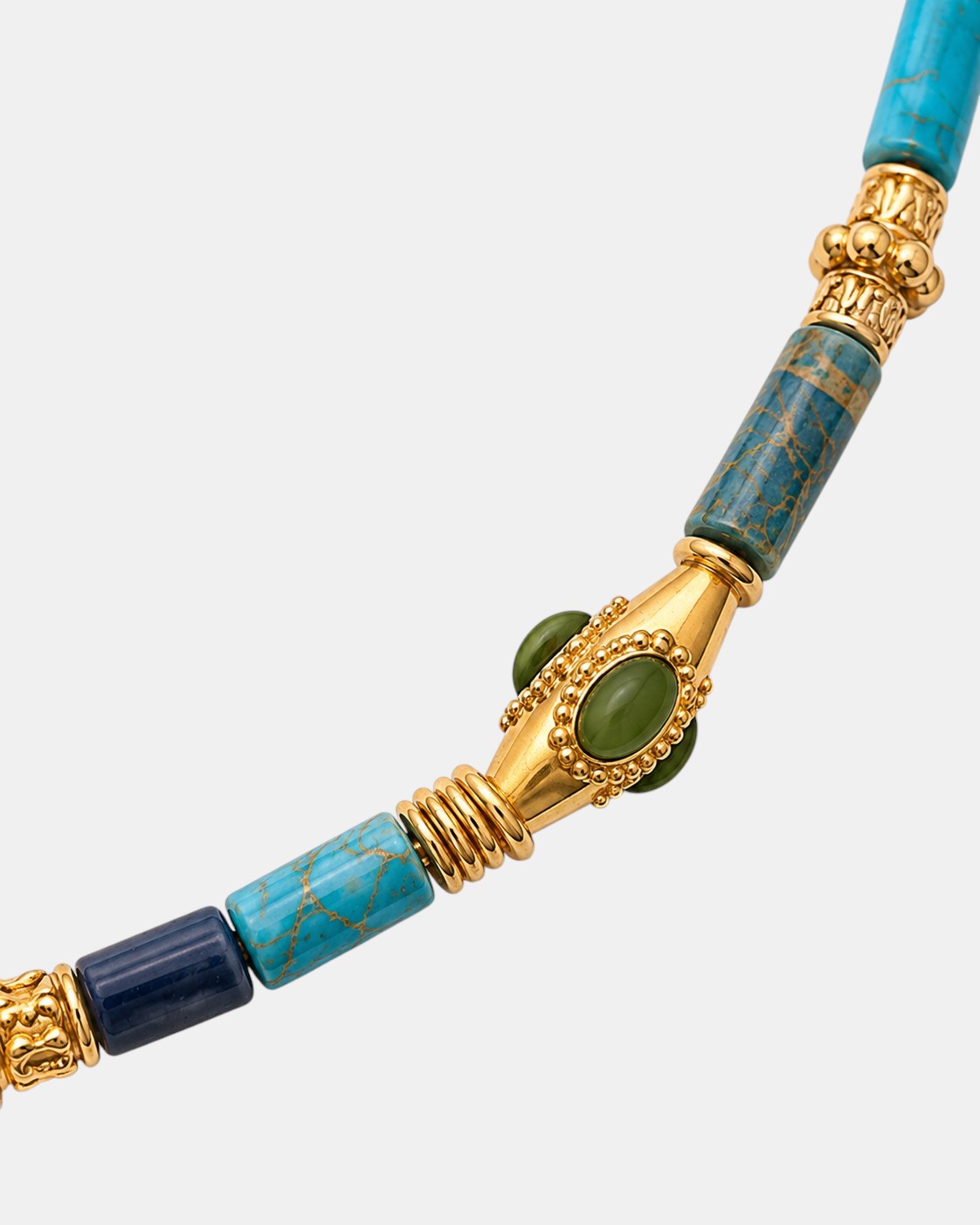 Detail der Gas Bijoux Kali Kette mit blauen und grünen Natursteinen