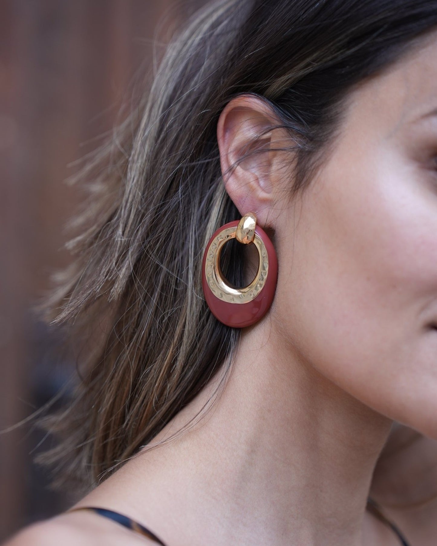 Detail der Gas Bijoux Selva Ohrringe im getragenen Styling