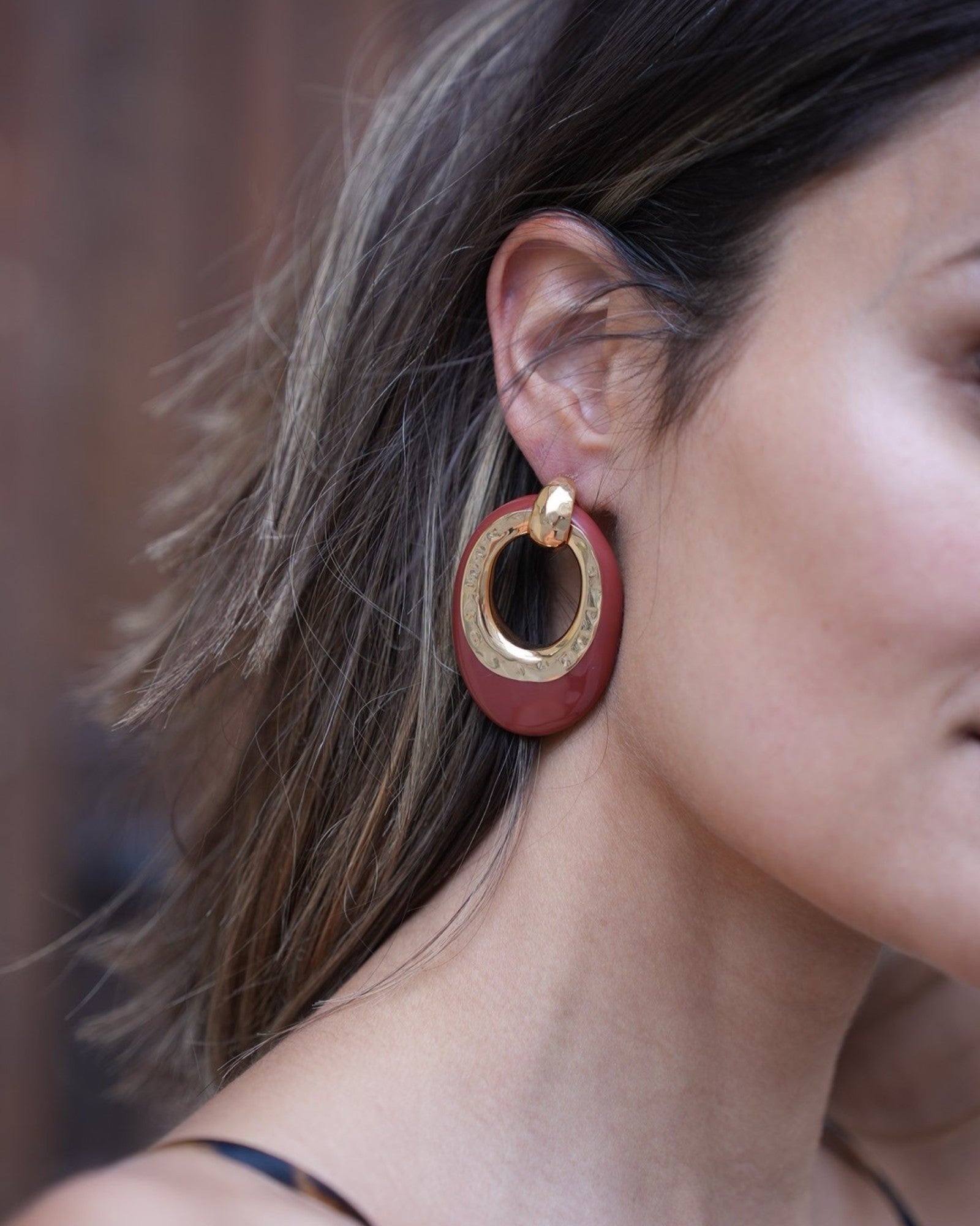 Detail der Gas Bijoux Selva Ohrringe im getragenen Styling