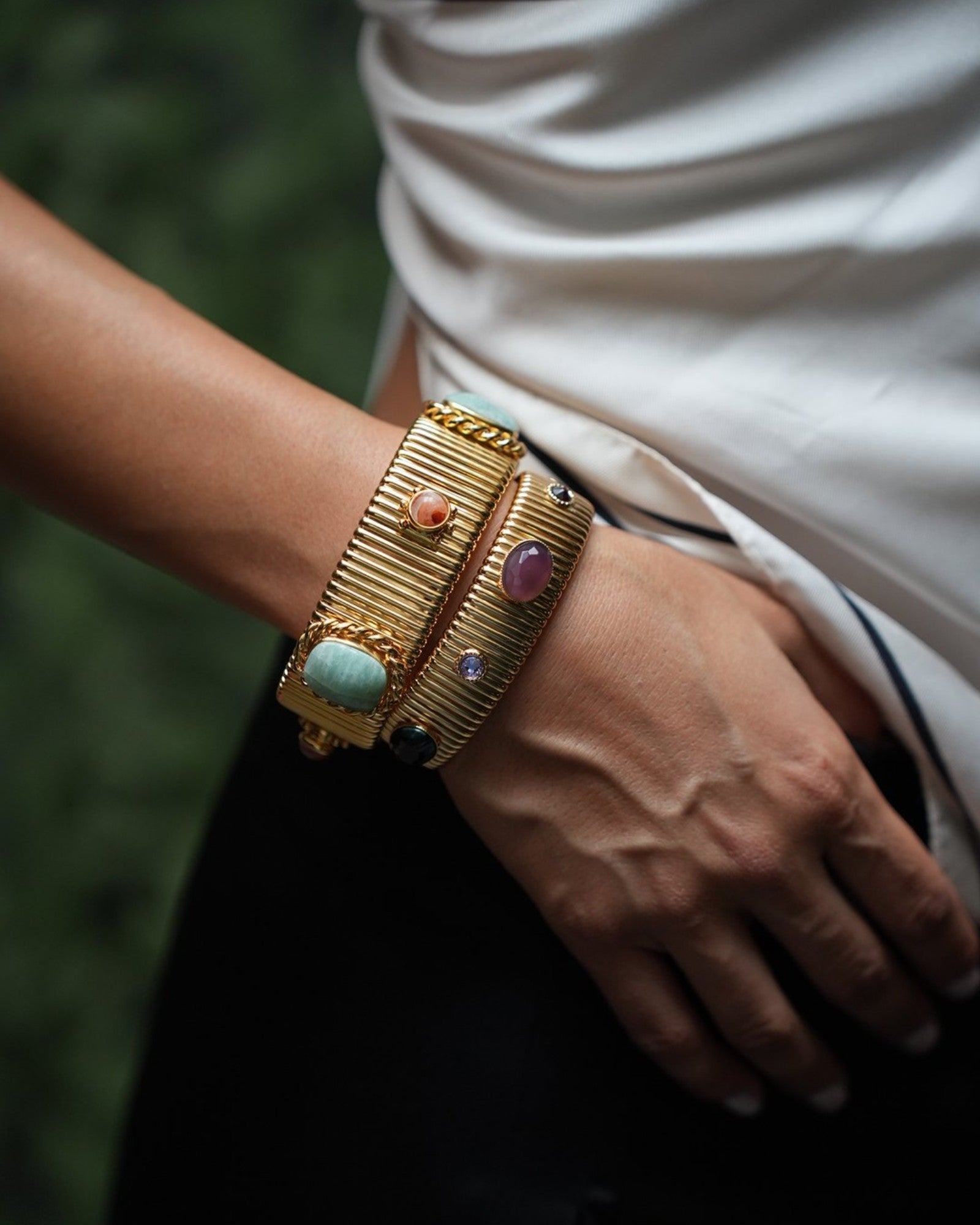 Gas Bijoux zwei Strada Armbänder am Model getragen