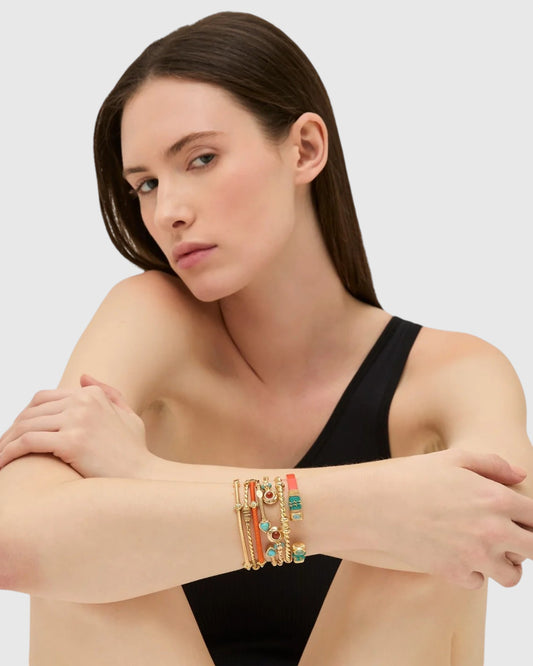 Gas Bijoux Duality Amore Armreif in Gold und Türkis im Schmuck-Layering am Model getragen