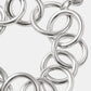 Detail des Lié Studio Laura Armbands Silber mit Logo-Charm