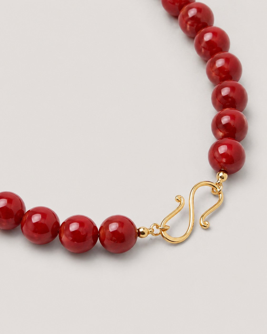 Detail der Lié Studio Mary Kette Red mit Karneol-Steinen