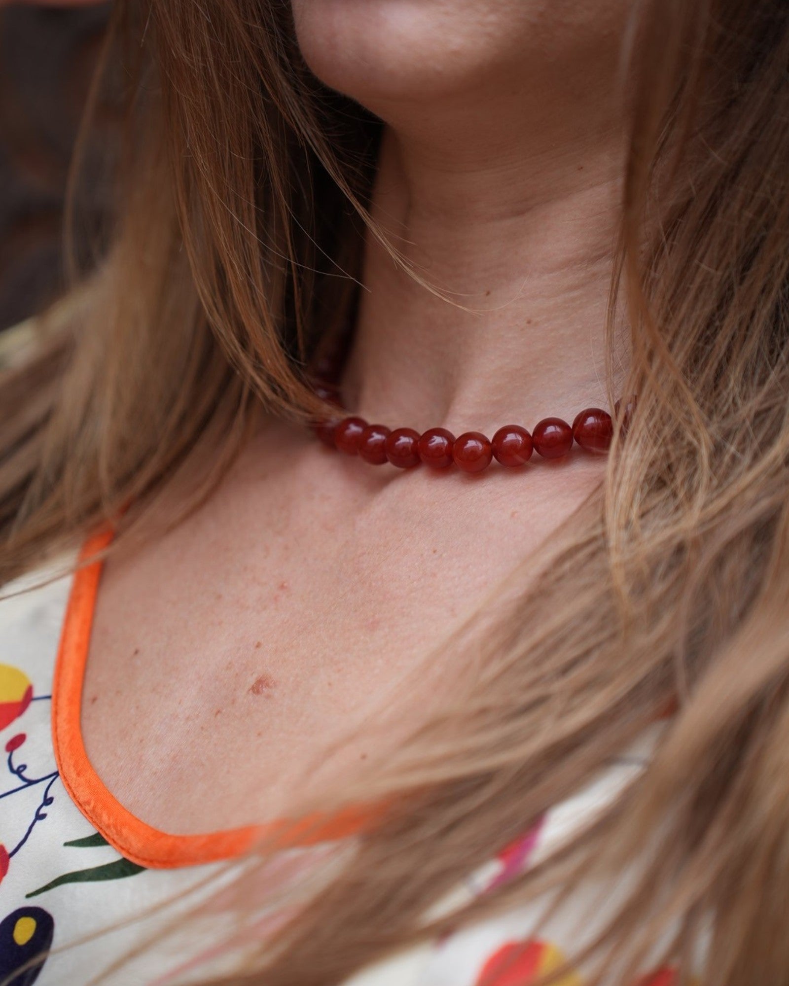 Lié Studio Mary Kette Red im getragenen Styling als Detail