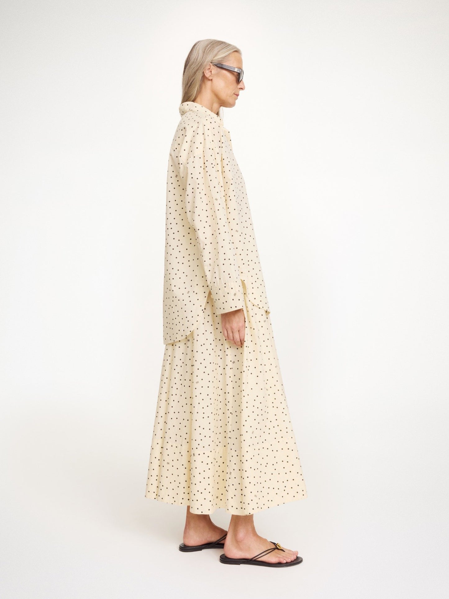 By Malene Birger Derris Voile Bluse Polka Dot Creme im getragenen Styling mit passendem Rock